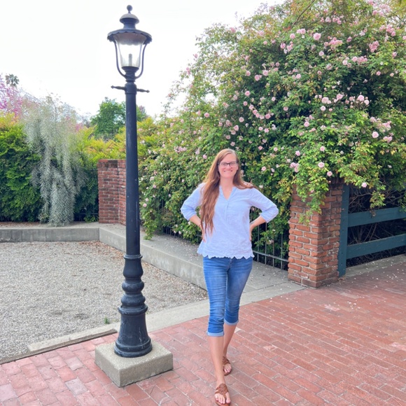 Meet your Posher, Hi I’m Elle! - Picture 2 of 4